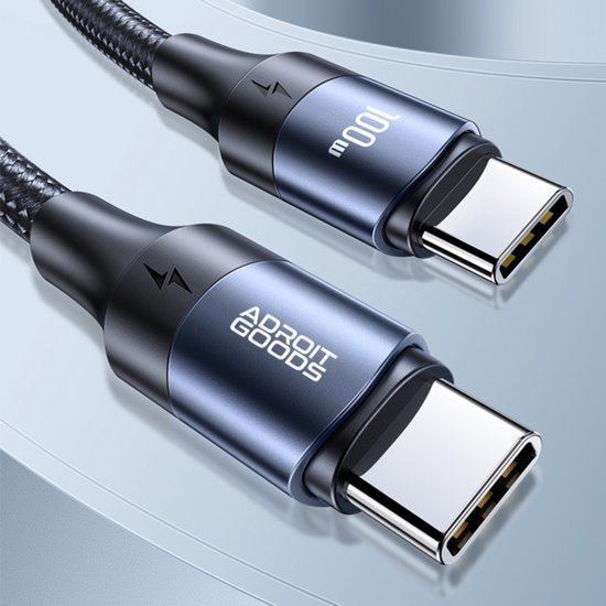 Twee metalen USB-C kabels met gevlochten hoes en AdroitGoods branding in blauwgrijze kleur