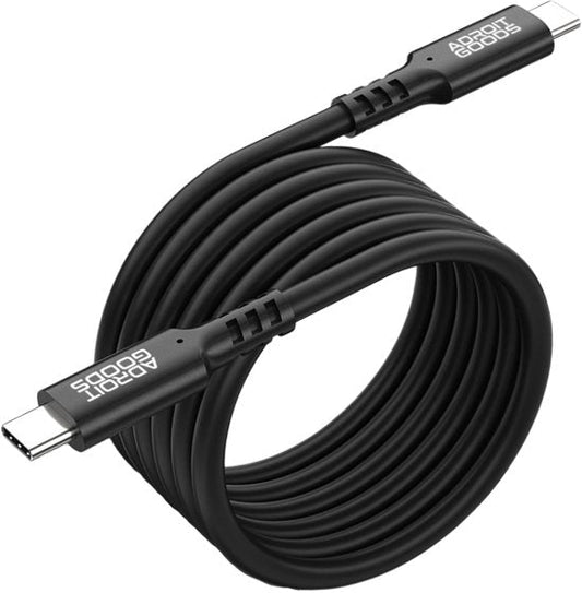 Zwarte USB-C-kabel met AdroitGoods logo aan beide uiteinden, opgerold en klaar voor gebruik.