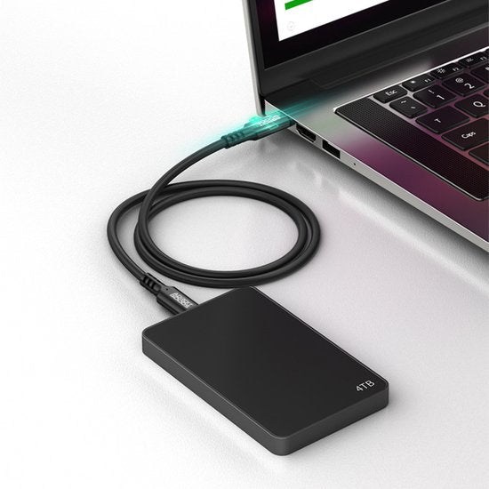Zwarte externe harde schijf van 4TB verbonden met een laptop via USB-kabel