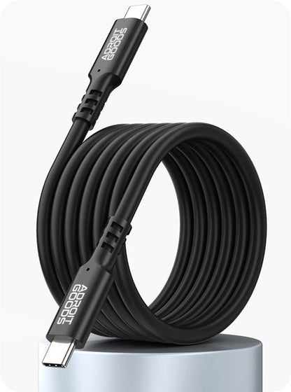 Zwarte USB-C kabel met AdroitGoods logo aan beide uiteinden, strak opgerold weergegeven