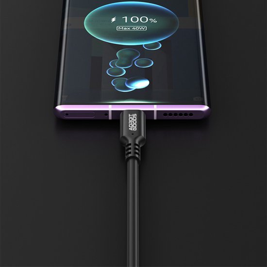 Smartphone verbonden met een zwart AdroitGoods oplaadkabel die batterijoplading toont op 100%