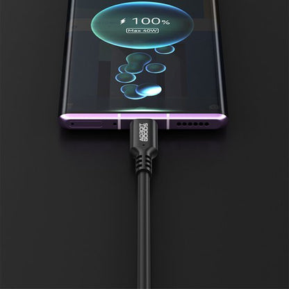 Smartphone verbonden met een zwart AdroitGoods oplaadkabel die batterijoplading toont op 100%