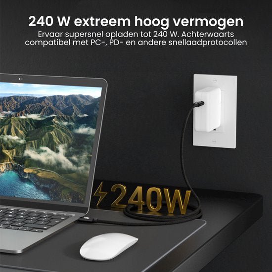Laptop aangesloten op een wandoplader met een zwart USB-C kabel en een computermuis naast de laptop