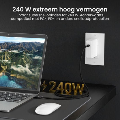 Laptop aangesloten op een wandoplader met een zwart USB-C kabel en een computermuis naast de laptop