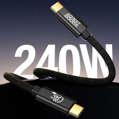 Zwarte gevlochten kabel met USB-C connectoren en AdroitGoods branding, geschikt voor 240W vermogen