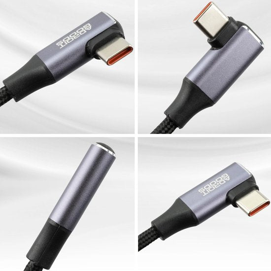 Hoekige USB-C kabel met gevlochten buitenkant en metalen connectoren in close-up detail.
