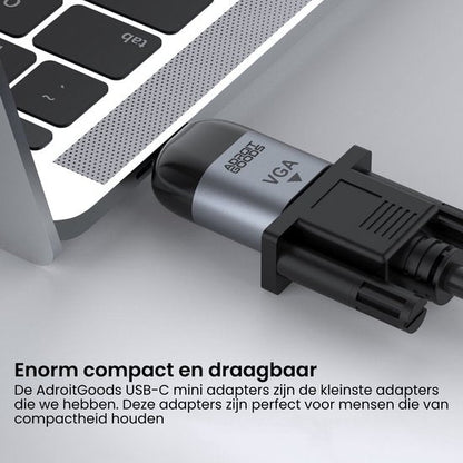 USB-C naar VGA adapter van AdroitGoods aangesloten op een laptoppoort voor videoverbinding
