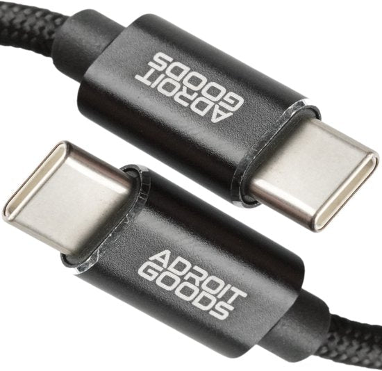 Zwarte gevlochten USB-C kabel met stevige connectoren en merknaam Adroit Goods zichtbaar