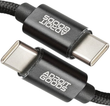 Zwarte gevlochten USB-C kabel met stevige connectoren en merknaam Adroit Goods zichtbaar