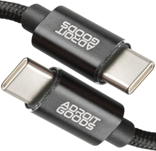 Zwarte gevlochten USB-C kabel met stevige connectoren en merknaam Adroit Goods zichtbaar