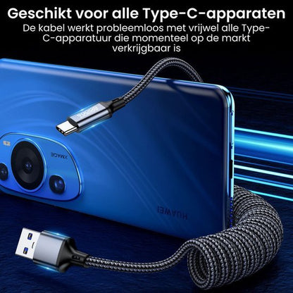 Flexibele gevlochten kabel met USB en Type-C aansluiting naast blauwe smartphone