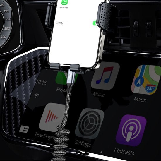 Telefoonhouder met oplader bevestigd aan ventilatierooster in auto met beeldscherm app-iconen zichtbaar