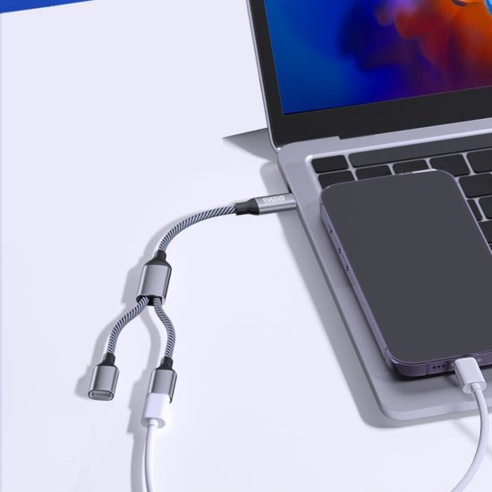 Flexibele zwarte splitter kabel aangesloten op laptop met twee oplaadkabels