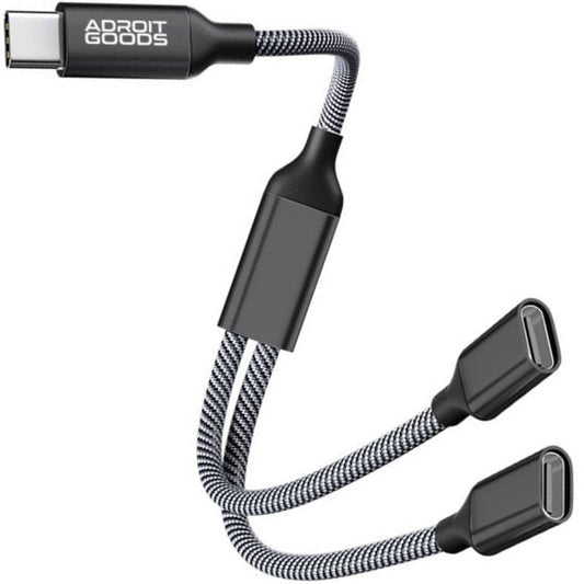 Zwarte AdroitGoods USB-C splitter kabel met gevlochten beschermlaag en twee uitgangen.