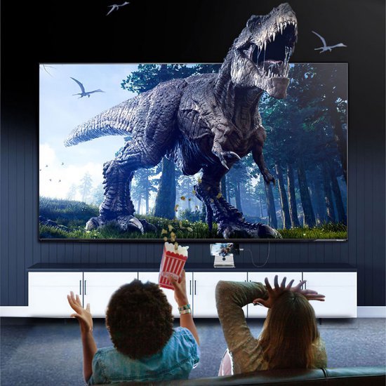 Twee personen zitten op een bank en kijken naar een grote dinosaurus op een tv-scherm.