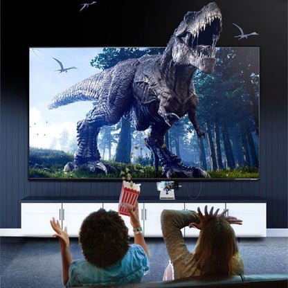 Twee personen zitten op een bank en kijken naar een grote dinosaurus op een tv-scherm.