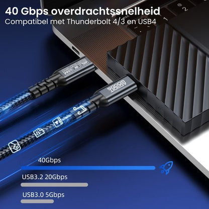 Twee zwarte geavanceerde datakabels aangesloten op een laptop met raamlichteffecten