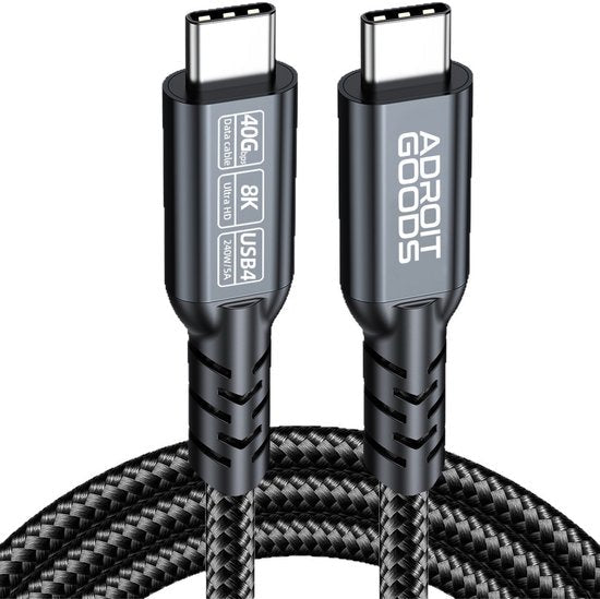 Zwarte gevlochten USB-C kabel met Adroit Goods branding en technische specificaties zichtbaar