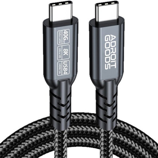 Zwarte gevlochten USB-C kabel met Adroit Goods branding en technische specificaties zichtbaar