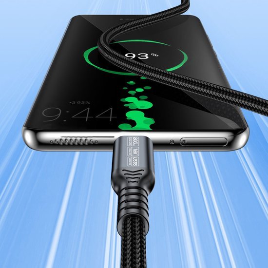 Smartphone met zwart gevlochten oplaadkabel die 93% batterij weergeeft tijdens het opladen