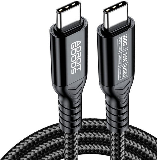 Zwarte gevlochten kabel met USB-C connectoren en AdroitGoods branding detail