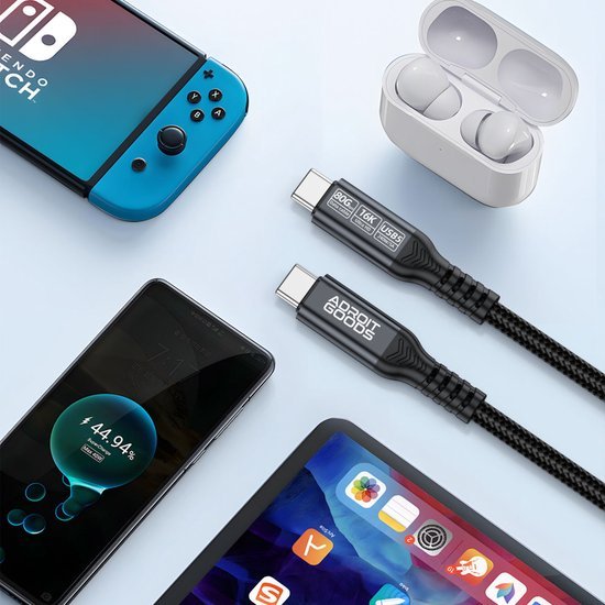 Zwarte gevlochten USB-C kabel met hoge resolutie weergegeven naast diverse elektronische apparaten