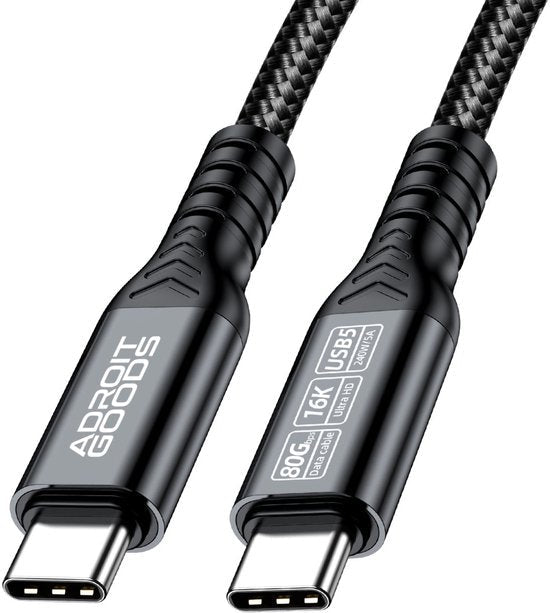 Zwarte USB-C kabel met nylon gevlochten hoes en AdroitGoods merklogo zichtbaar