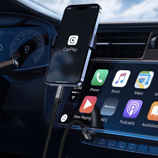 Telefoon met CarPlay verbonden in autohouder naast touchscreen met appicons zichtbaar