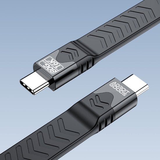 Zwarte USB-C kabel met gegraveerd logo en patroon op een blauwe achtergrond.