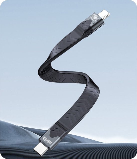 Zwarte, platte USB-C naar USB-C kabel met een modern, flexibel ontwerp tegen een neutrale achtergrond