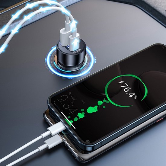 Draadloze oplader met aangesloten dubbele kabels en smartphone met batterijpercentage zichtbaar