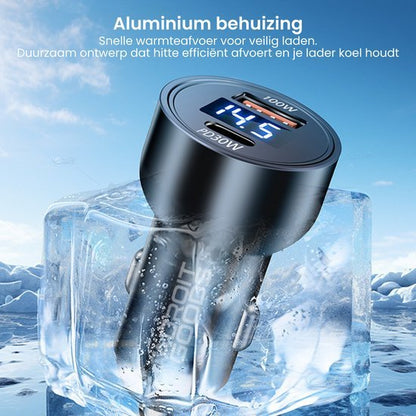 Zwarte autolader met USB-poorten en koel ontwerp in een doorzichtige ijsblok weergegeven.