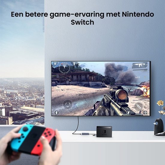 Handen houden een Nintendo Switch controller terwijl een schietspel op een tv wordt gespeeld