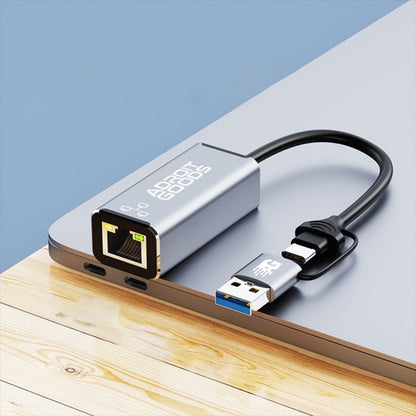 Zilverkleurige AdroitGoods netwerkadapter met USB en ethernet aansluiting op houten oppervlak