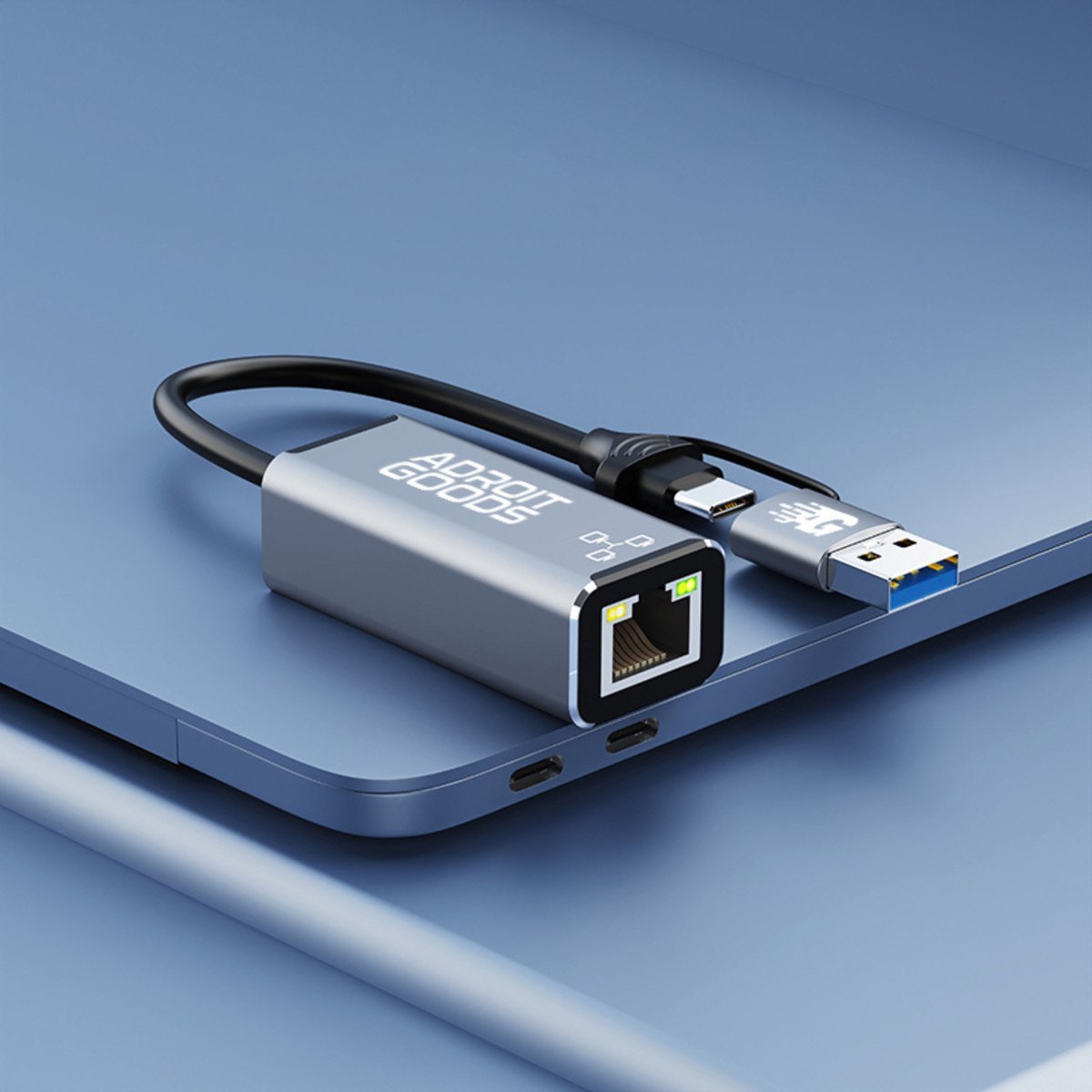 Adapter met USB naar ethernet aansluiting en kabel op een blauw oppervlak zichtbaar