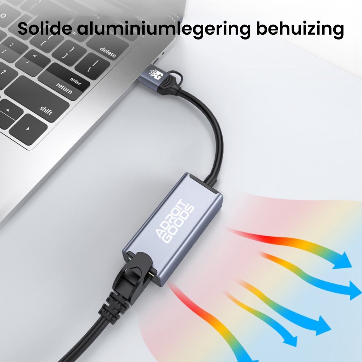 Zilverkleurige aluminium adapter aangesloten op laptop met warmteafvoerlijnen in blauw en rood