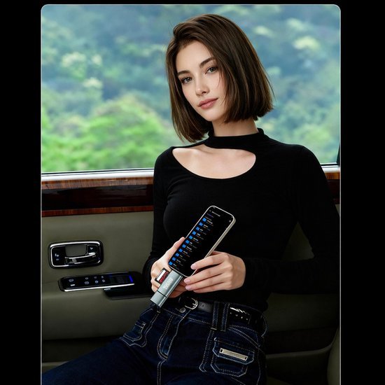 Vrouw met kort bruin haar zittend in auto houdt moderne afstandsbediening vast