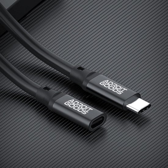 Zwarte USB-C kabel met AdroitGoods logo en duurzame nylon omhulsel close-up detail.