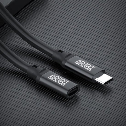 Zwarte USB-C kabel met AdroitGoods logo en duurzame nylon omhulsel close-up detail.