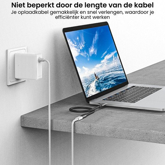 Laptop aangesloten op stopcontact met verlengde oplaadkabel voor efficiënter werken