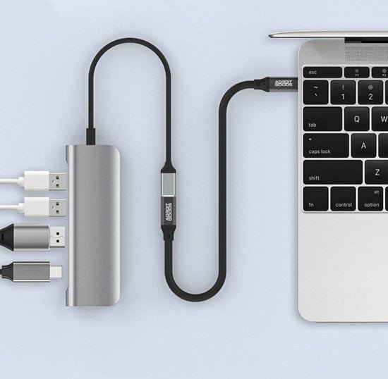 Adapterkabel met meerdere aansluitingen verbonden met laptop en accessoires in grijze stijl