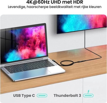 Laptop aangesloten op extern scherm met USB Type C naar Thunderbolt 3 kabel op houten bureau