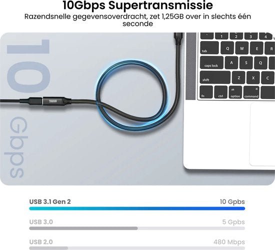 Zwarte USB-kabel aangesloten op een zilveren laptop met blauwe verlichting in de kabel.