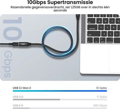 Zwarte USB-kabel aangesloten op een zilveren laptop met blauwe verlichting in de kabel.