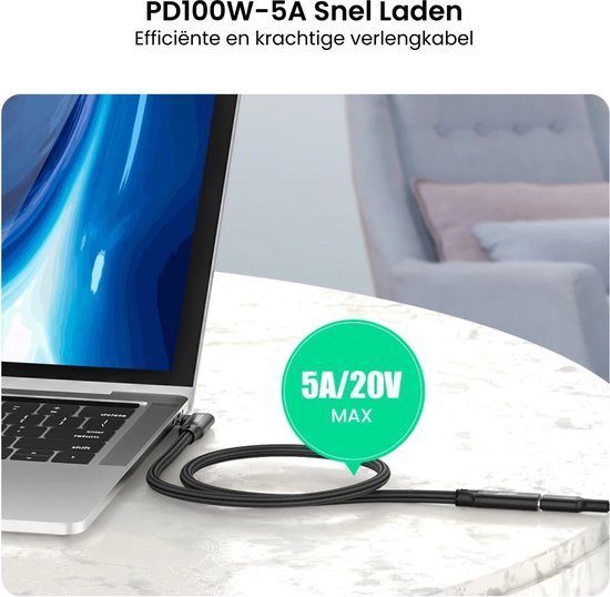 Laptop met een zwarte verlengkabel voor snel laden op een wit marmeren oppervlak