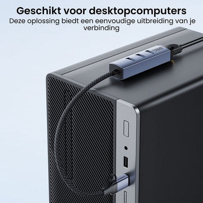 externe usb hub met meerdere poorten aangesloten op een zwarte desktopcomputer