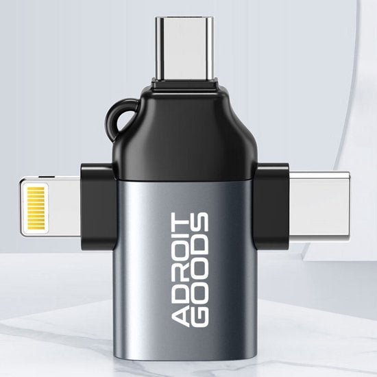 Adapter met drie verschillende aansluitingen in zwart en zilver met merknaam Adroit Goods zichtbaar