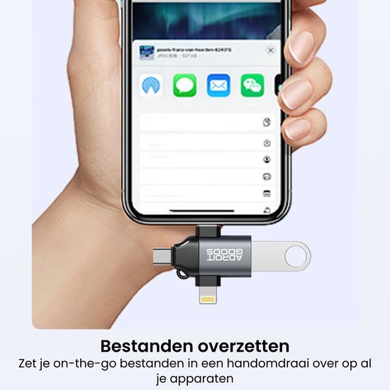 Hand die een smartphone vasthoudt met een AdroitGoods multifunctionele USB-stick eraan bevestigd