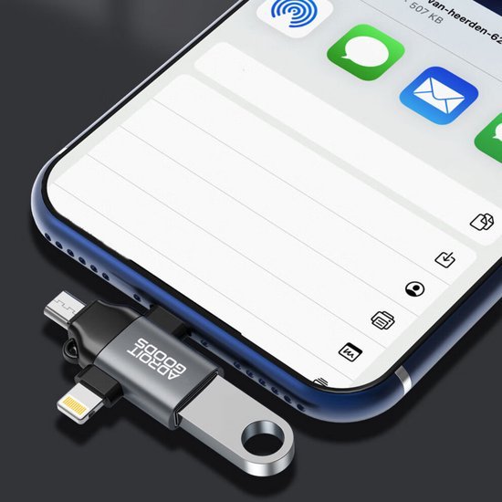 Smartphone met aangesloten usb-stick met meerdere aansluitingen en displayweergave