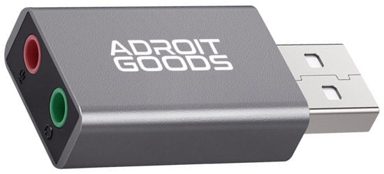grijze AdroitGoods usb-geluidskaart met groene en rode audio-ingangen voor microfoon en koptelefoon
